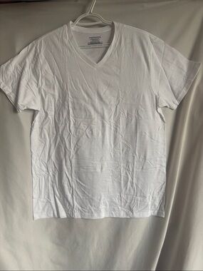 Amazon Essentials White V-Neck Short Sleeve Tee